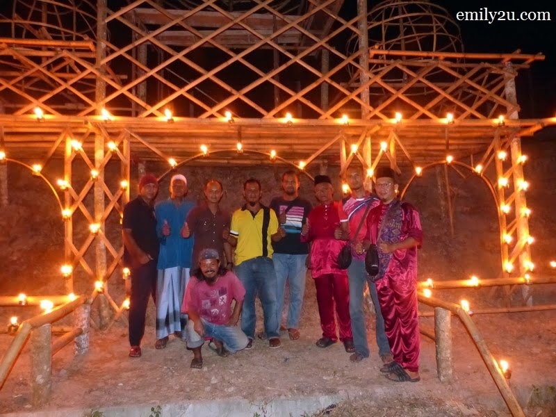  6. some of the Kampung Changkat Gohor village folk who designed and built this house with 'Selamat Hari Raya' theme