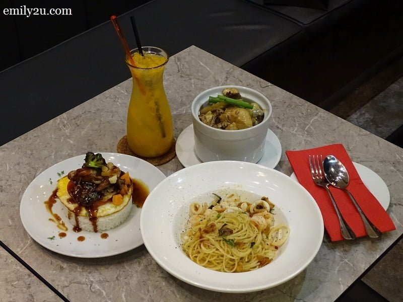 clockwise from left: Citrus Blast, Marmite Chicken Rice, Sauteed Chicken with Ginger & Spring Onion Rice & Spaghetti Aglio Olio with Seafood