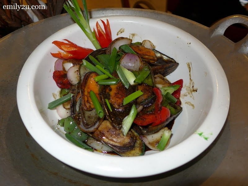  5. wok-fried mussels with dry chilli