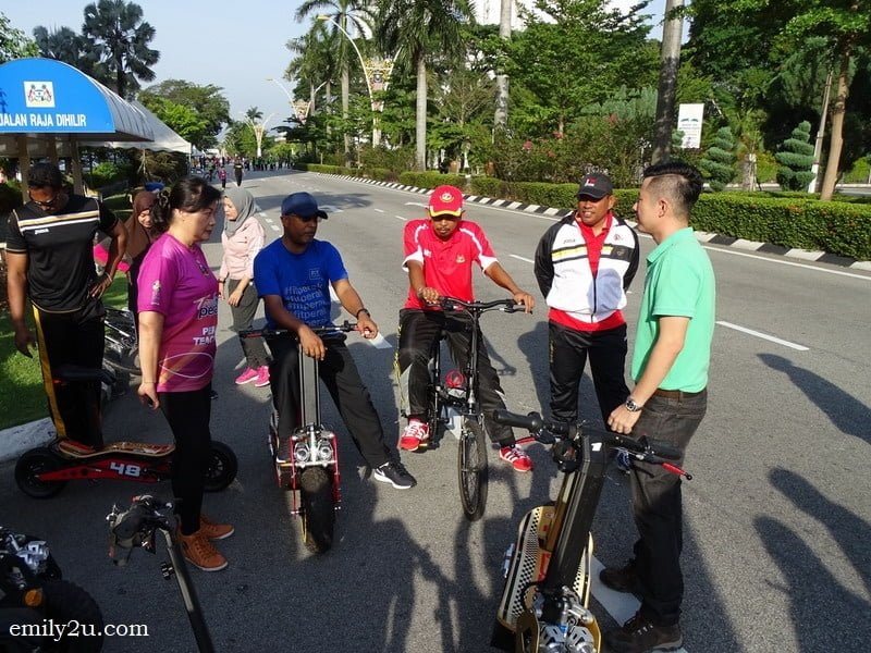 3. Perak Menteri Besar Dato' Seri DiRaja Zambry Abd Kadir (in blue) and Ipoh City Mayor Dato' Zamri Man (in red) discuss about the e-scooter with representatives of Cervello Tres