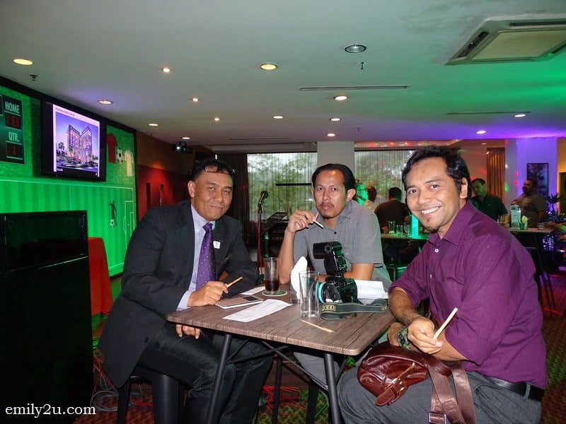 6. Azri from Impiana Hotel (L) with guests Wan Asrudi and Rosli Mansor (R)