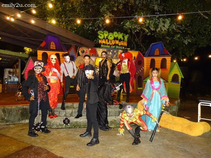 7. group photo: Senior General Manager of Sunway Theme Parks, Calvin Ho, with the cast of Dolls Alive! 