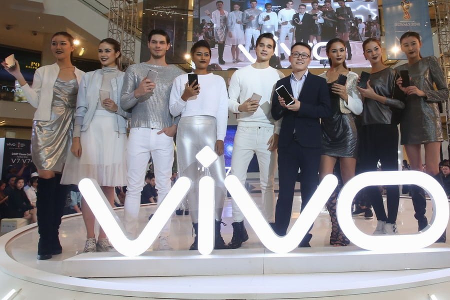 Chief Executive Officer of vivo Malaysia, Mike Xu (4th from R) showcasing the new vivo V7+