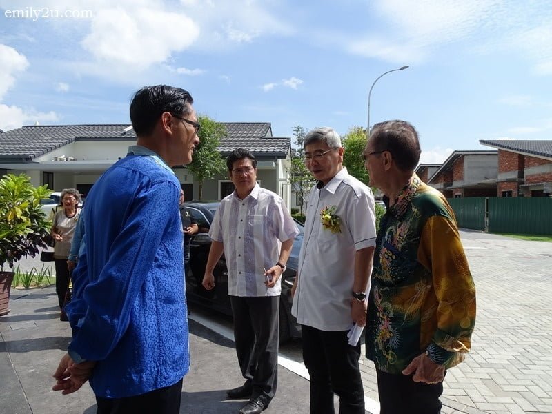 21. Y.B. Datuk Seri Mah Siew Keong mingles with the company directors
