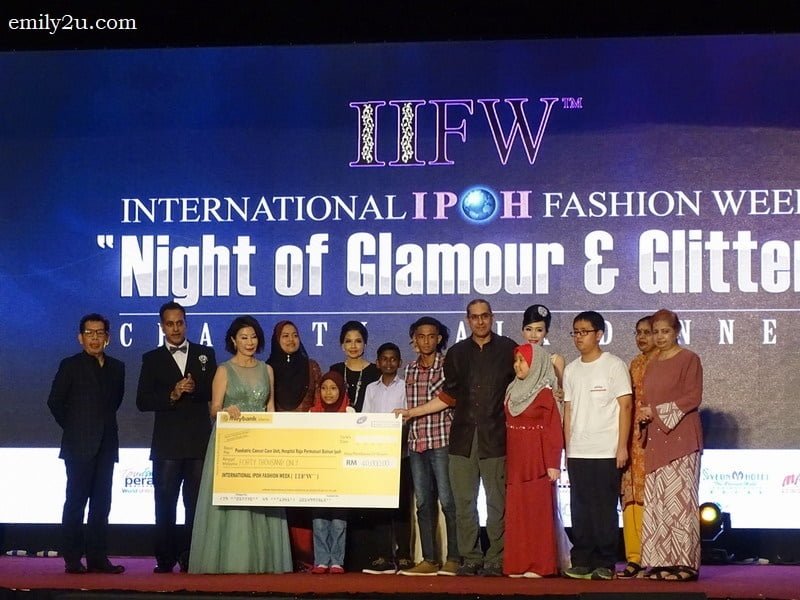 4. hand over of mock cheque from the organisers and guests-of-honour of IIFW 2017 to Hospital Raja Permaisuri Bainun's paediatric oncology unit