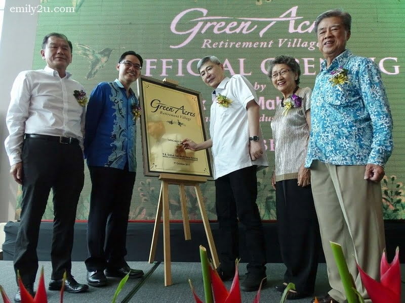 5. guest-of-honour, Y.B. Datuk Seri Mah Siew Keong (Minister of Plantation, Industries and Commodities), signs the plaque