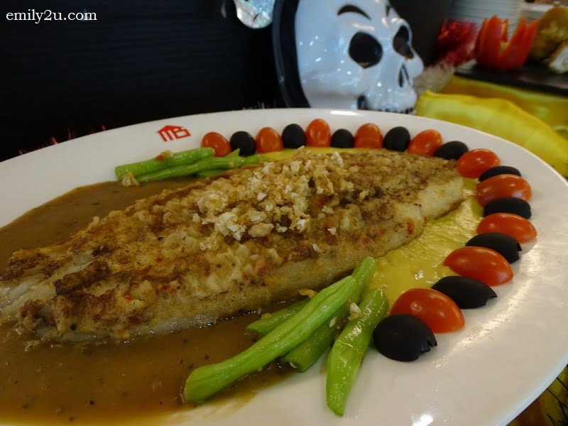 7. grilled fish with garlic and black pepper sauce