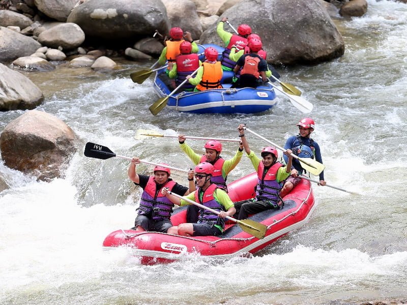 7. participants overcome challenging rapids