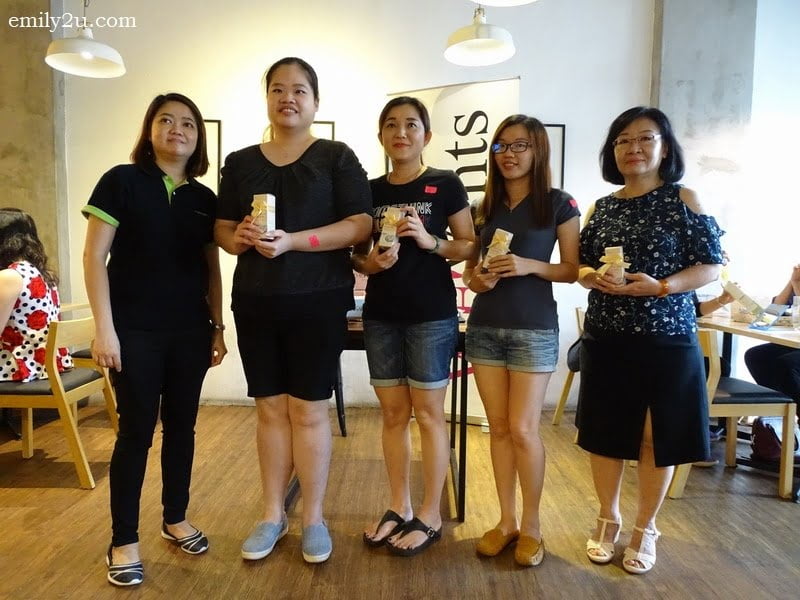 8. (from right) four lucky draw winners and their gifts