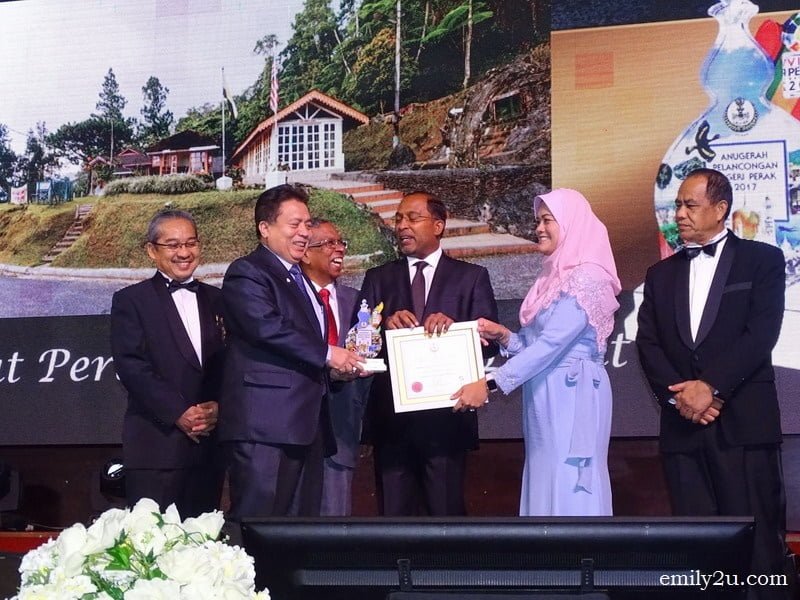 12. YDP Majlis Perbandaran Taiping (MPT) Dato' Haji Abd Rahim bin Md. Ariff receives an award for Pusat Pelancongan Terbaik (Hill Resort), representing the district's property Pusat Peranginan Bukit Larut, Taiping