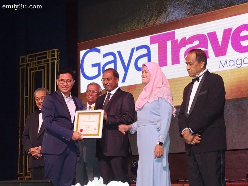 13. Nuar Md. Diah receives an award for Gaya Travel Magazine, in the category of Media Berinovasi