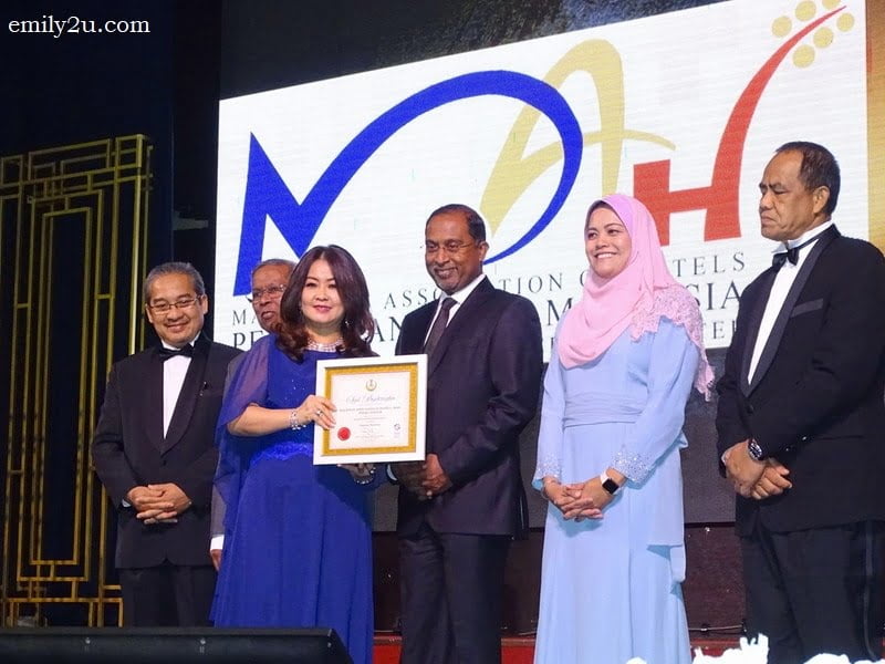 14.  Malaysian Association of Hotels (MAH) Perak Chapter chairperson, Ms. Maggie Ong, receives an award for Organisasi Berinovasi