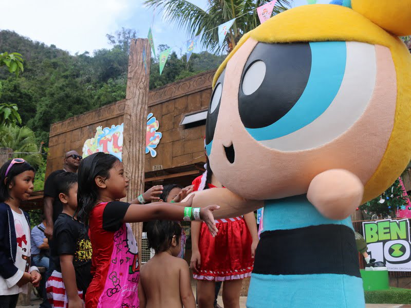 3. Bubbles meeting fans at Lost World POW Holidays
