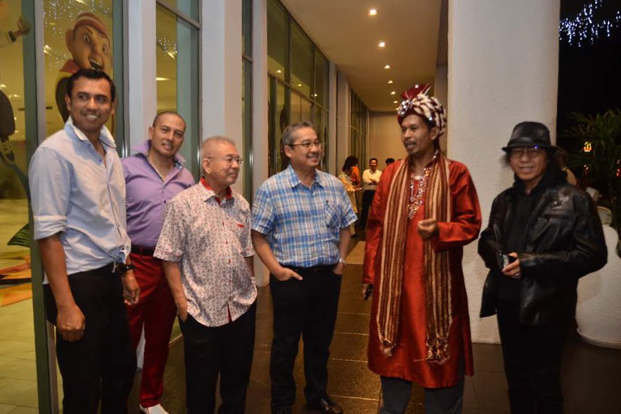 1. networking with Ipoh City Mayor Datuk Zamri Man before event begins