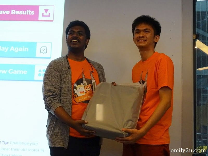  17. Wow, a Xiaomi laptop bag is given away to this fan by Sparky (L). Envious!