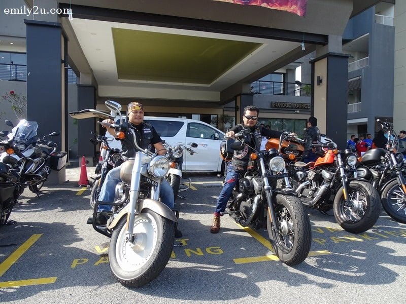 18. aha, that's the owner Abrosz on his Fatboy (L) and Carlos on his Forty-Eight (R)