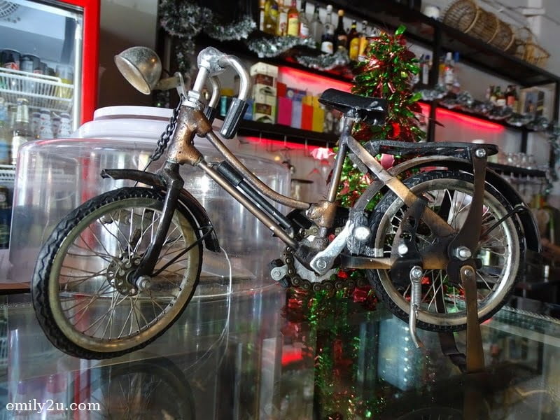 4. a similar bicycle model is displayed on the counter