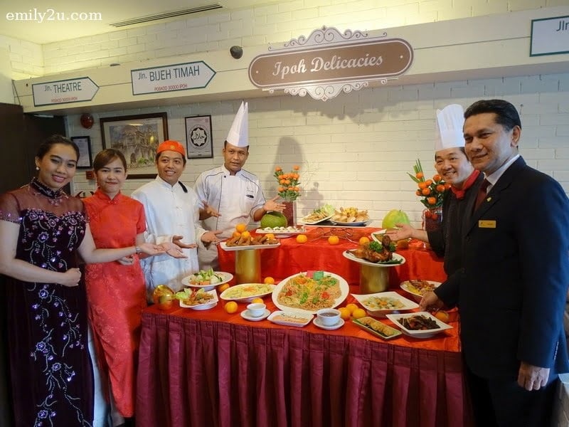  1. Impiana Hotel Ipoh General Manager Gerard Sta Maria (R), Chinese Chef Wong Sim Pin (2nd from R) and staff present Chinese New Year Prosperity Buffet Dinner menu 