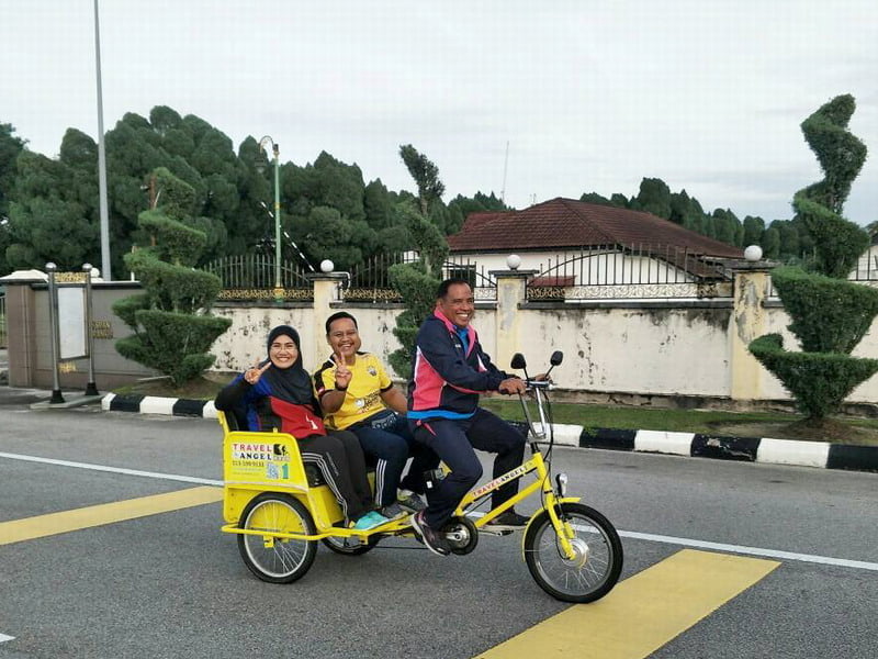 1. Ipoh City Council Secretary Tuan Mohd Zakuan Zakaria gives two MBI staff a lift