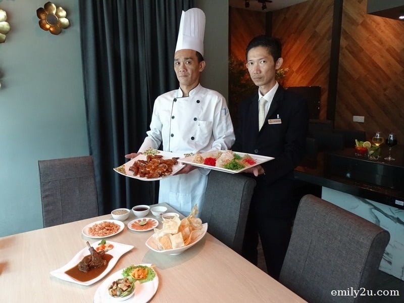   24. Zui Xin Lao Seafood Restaurant Chef Chong Chee Yee (L) & Manager Lim Kok Wai (R) 