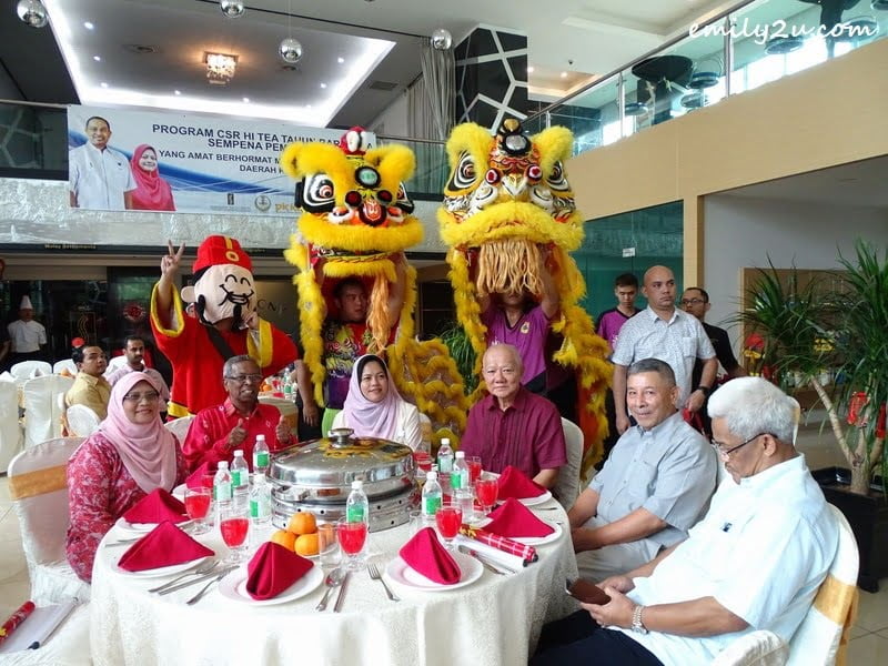 11. at the VIP table (L-R): Datin Shariffa, Datuk Odzman, Dato' Nolee Ashilin, Symphony Suites Hotel Chief Executive Officer Mr. Lee Chee Ming, Symphony Suites Hotel Director Mr. Marc Koo, and retired Ipoh Mayor Dato' Hj.  Roshidi bin Hj. Hashim