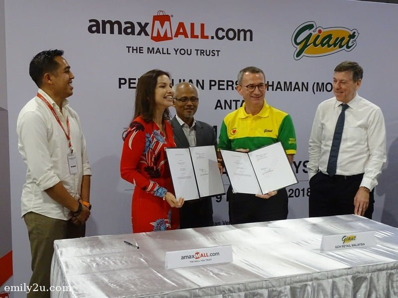 16. signing of Memorandum of Understanding between amaxMALL's Datin Dr. Nik Sarina Lugman Hashim (L) and GCH (Retail) Malaysia Sdn. Bhd. (R)