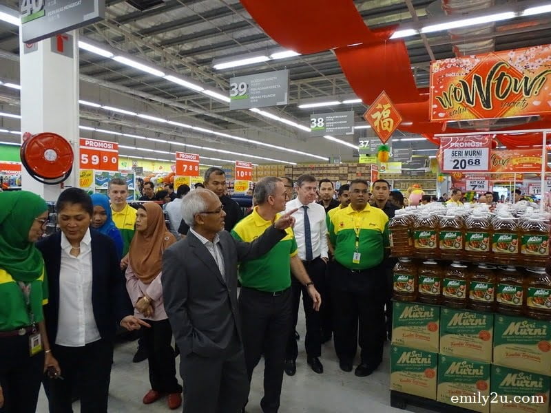 4. Domestic Trade, Co-operatives and Consumerism Ministry (MDTCC) Deputy Secretary General YBhg. Dato' Basaruddin Bin Sadali impressed with Giant's Chinese New Year WoWoW campaign