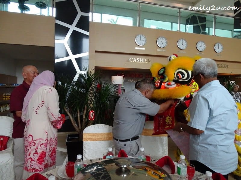 8. Symphony Suites Hotel Director Mr Marc Koo receives blessings from the lion