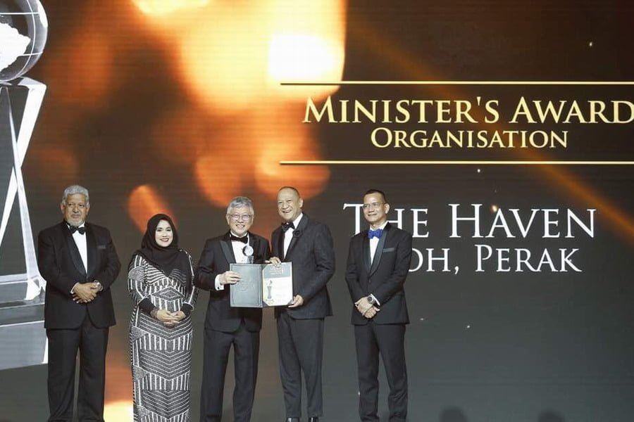 1. Mr. Peter Chan, CEO of The Haven Resort Hotel Ipoh All Suites, receives the Minister's Award (Organisation)