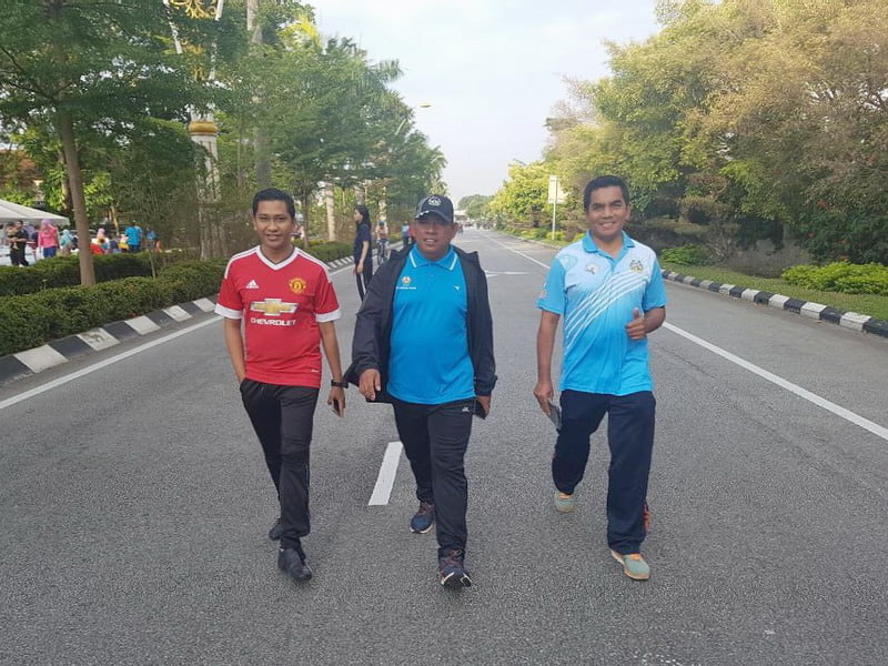  4. Council Secretary Encik Mohd Zakuan Zakaria flanked by two of his officers