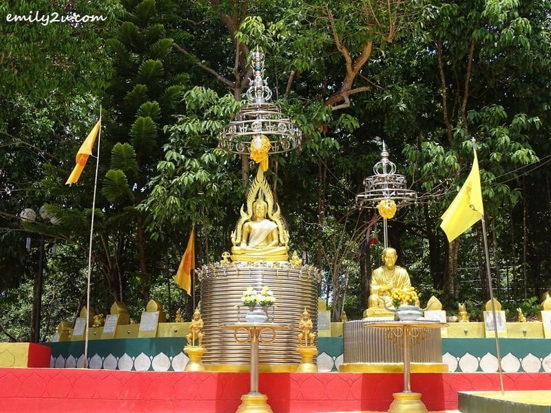 8. golden Buddha statues