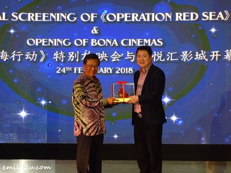 9. exchange of memento between Chairman of Genting Malaysia Y. Bhg. Tan Sri KT Lim (L) and Bona Film Group Chairman & General Manager of the Board Mr. Yu Dong (R)