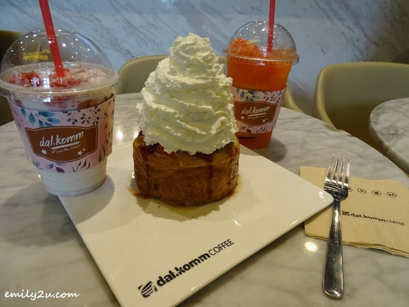 Strawberry Lava Cruffin flanked by Strawberry Cube (L) & Honey Grapefruit (R) @ dal.komm Coffee, SkyAvenue