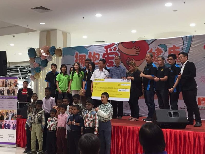  19. mock cheque presentation to Ipoh Precious Gift Orphanage Society