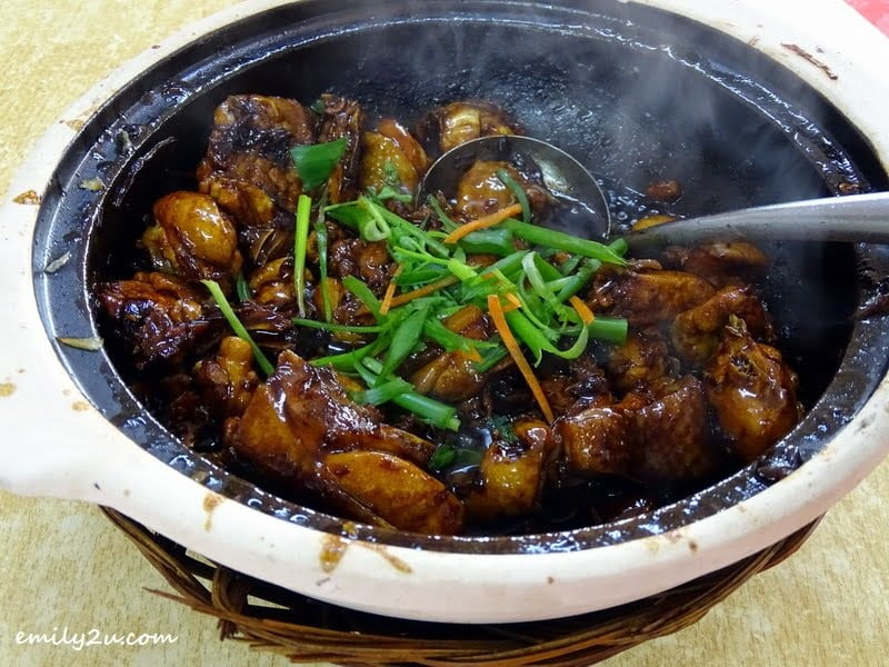 9. sizzling clay pot chicken (生煲雞)