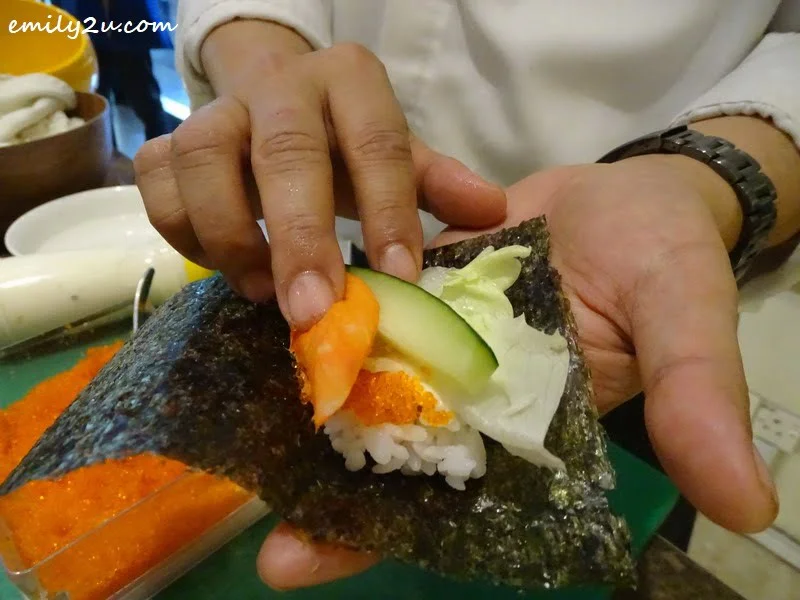 6. the making of makizushi sushi roll
