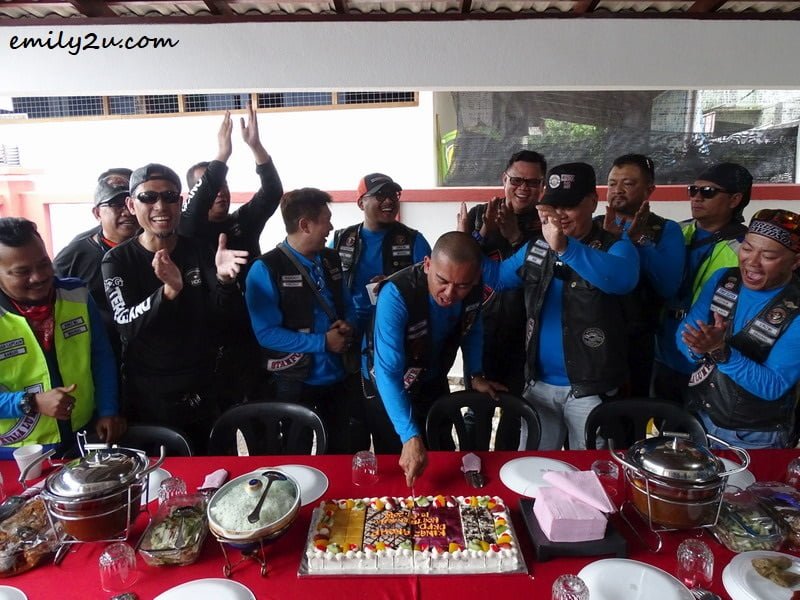 19. Kingz MG founder, Harry, and other members cut an anniversary cake