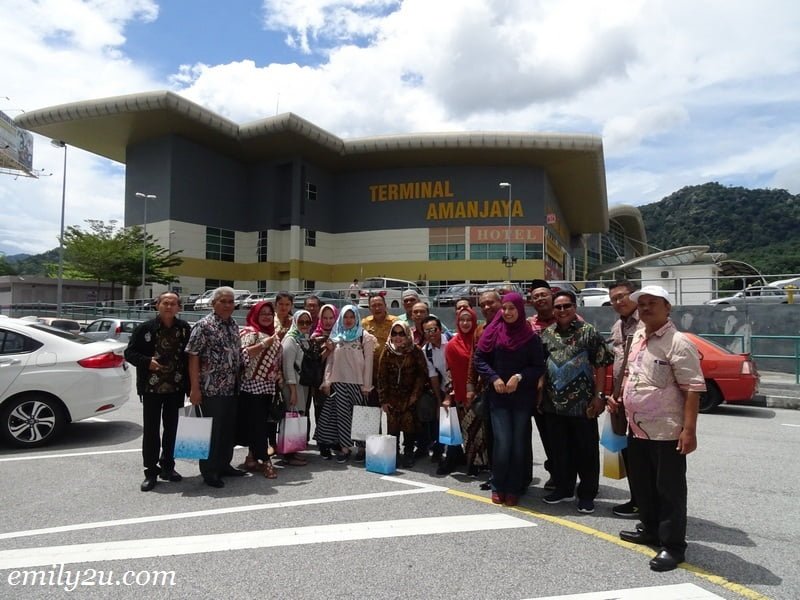  10. some of the delegates take a photo in front of Terminal Amanjaya