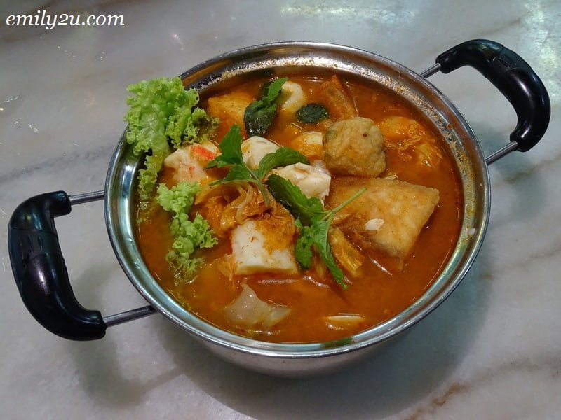 5. Seafood Mini Hot Pot Beehoon in Tomyam