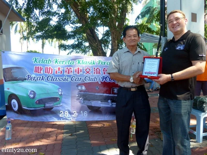 10. Chairman of Perak Classic Car Club Mr. Yap (L) presents a plaque of appreciation to Mr. David Lacey from Malaysia and Singapore Vintage Car Register (Northern Region)