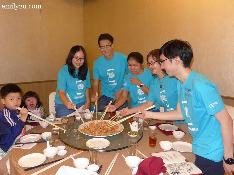 2. it's time to toss the yee sang!