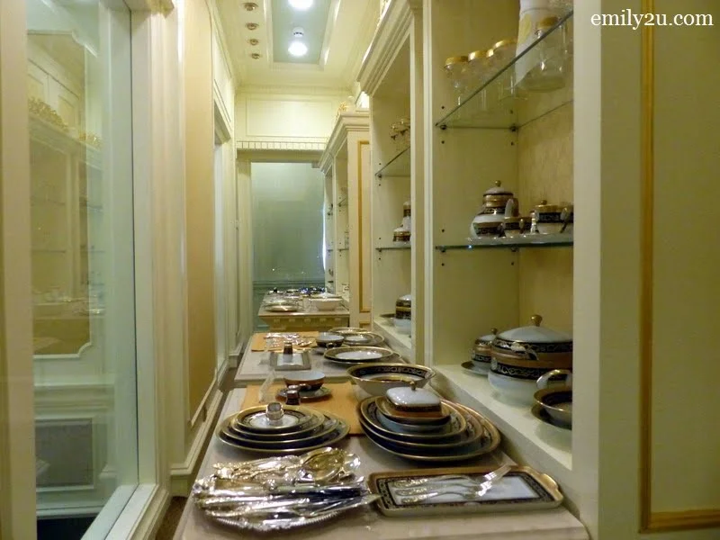 10. collection of crockery sets