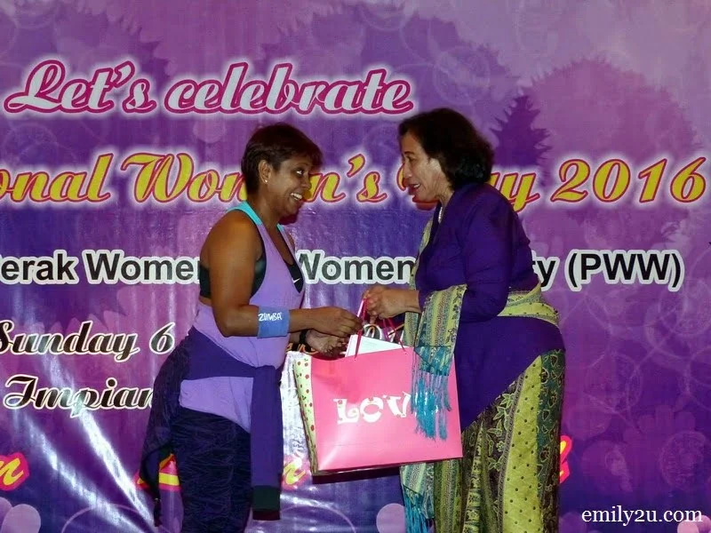 11. President of Perak Women for Women (PWW) Pn. Halida Ali (R) presents a token of appreciation to Coach Sophia