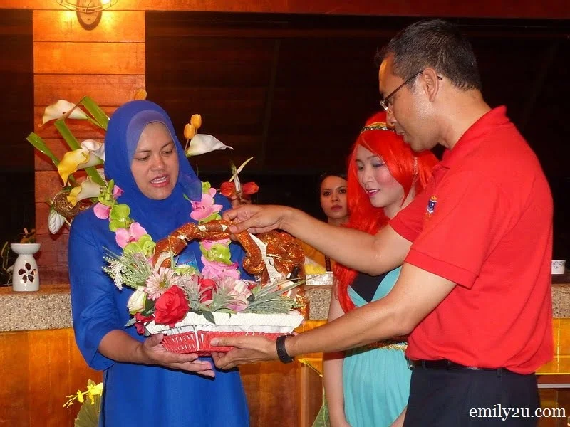 14. Lost World of Tambun General Manager Malizan Zakaria (in red) presents a gift of appreciation to Datuk Nolee Ashilin Mohammed Radzi, Chairman of Perak State Tourism Board