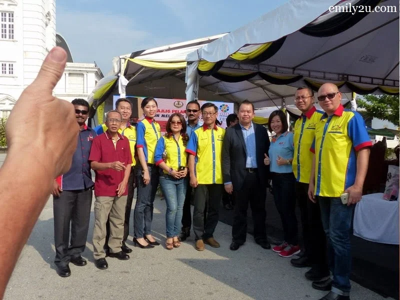4. thumbs up for members of MAH (Malaysian Association of Hotels) Perak Chapter and 4th IPOH International Waiters Race