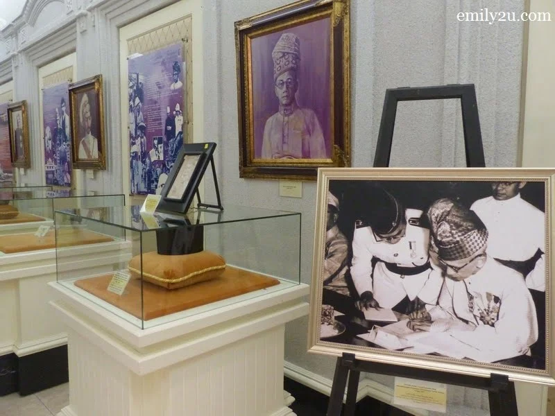5. HRH Sultan Yussuf Izzuddin Shah signs the Federation of Malay States Accord to mark the end of the British colonial rule in the country on 5th August, 1957