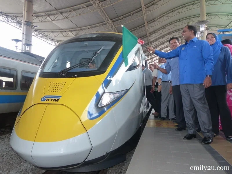 5. Perak Menteri Besar Dato' Seri DiRaja Dr. Zambry bin Abd. Kadir flags off the ETS from Ipoh to KL Sentral