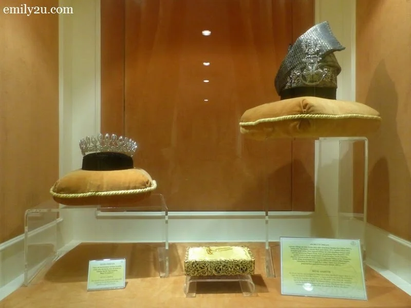 7. Left: The Royal Crown studded with diamonds is part of Perak Regalias for the Queen's official costume / Right: The Royal Aigrette was designed by HRH Sultan Idris Murshidul 'Adzam Shah in 1911. After His demise in 1916, the 'Aigrette' became part of the Royal Regalia.