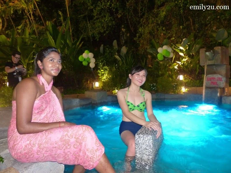 8. two maidens enjoy the hot springs