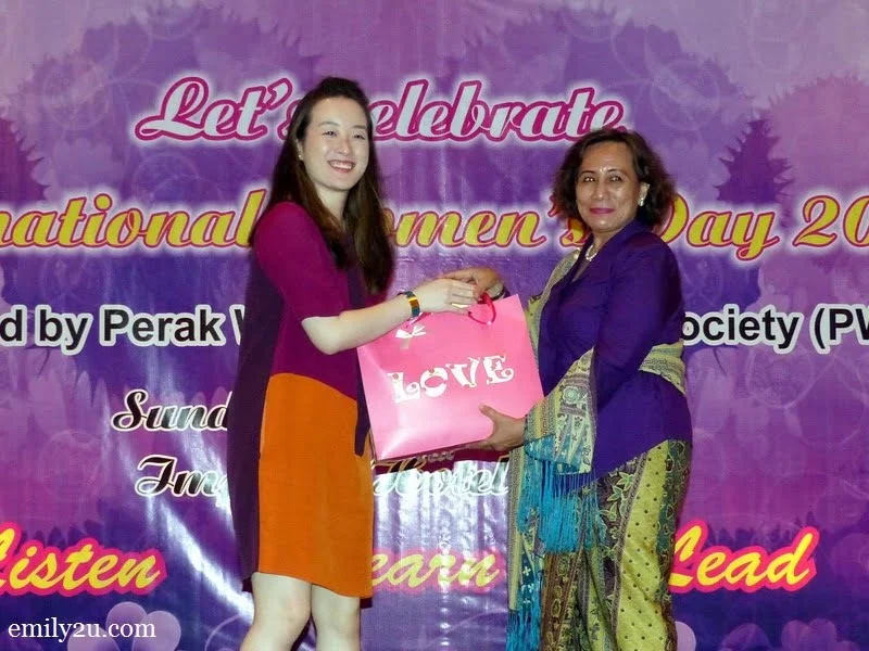 8. President of Perak Women for Women (PWW) Pn. Halida Ali (R) presents a token of appreciation to Hannah Kam
